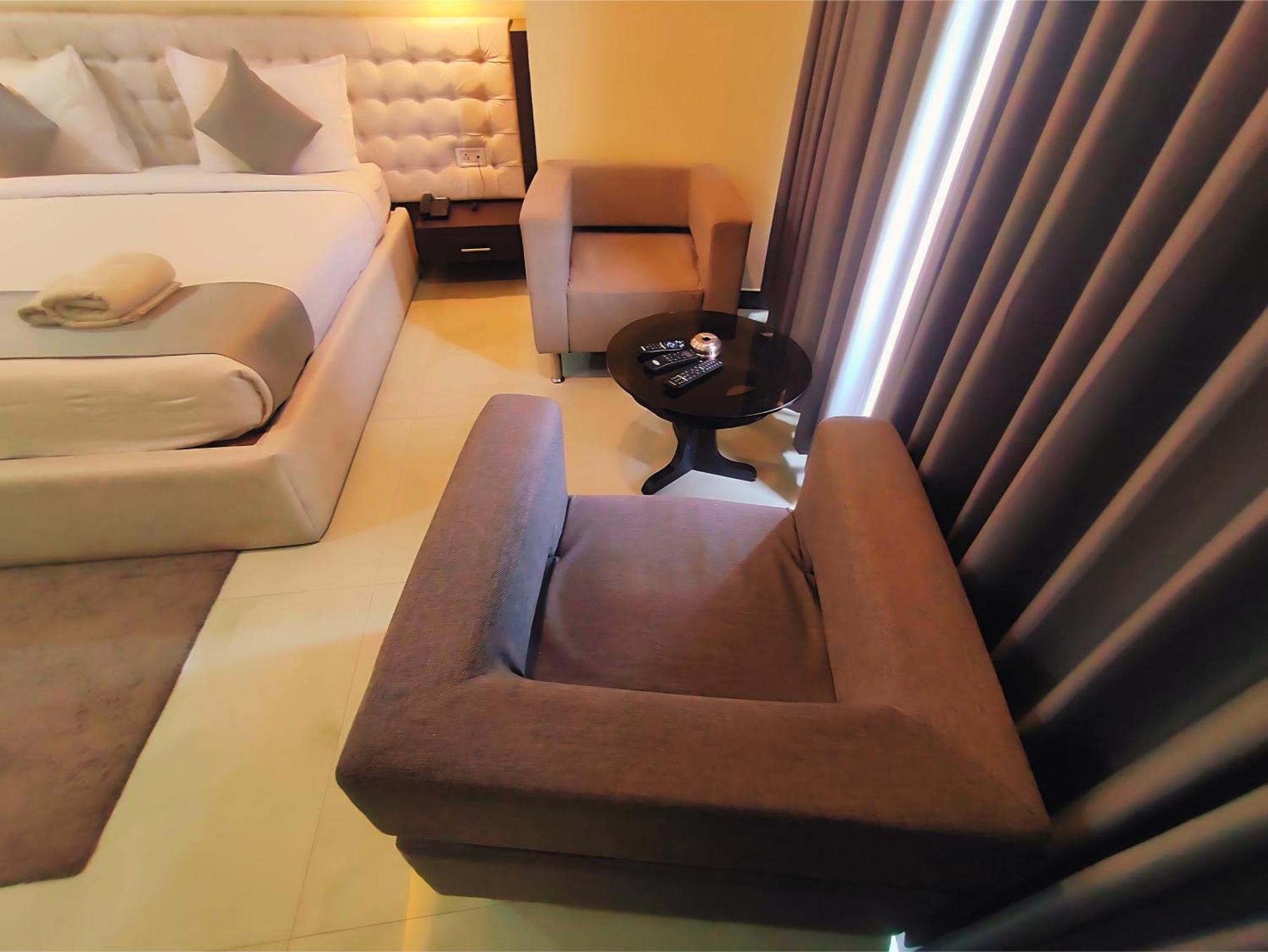 Hotel Papilio Māldah 外观 照片